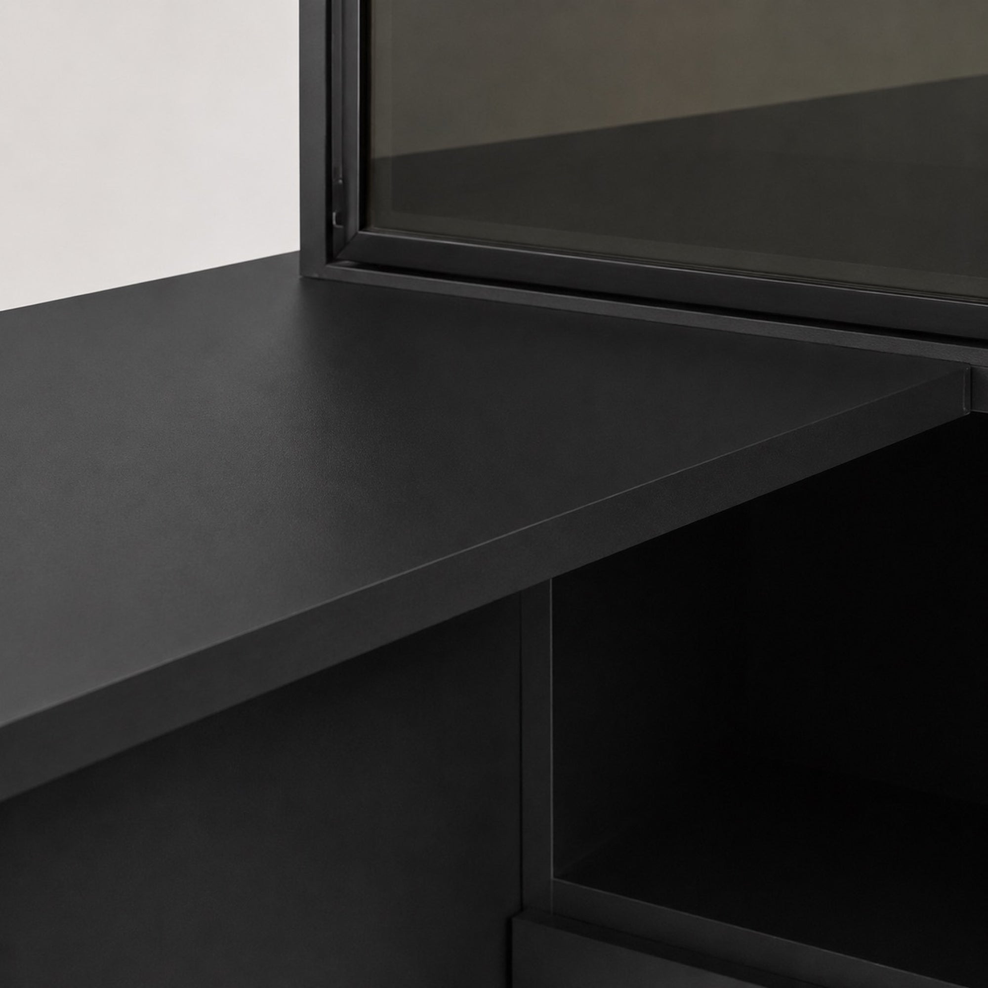 Bureau d’angle avec rangement noir et vitrine LED | StJean-Workspace