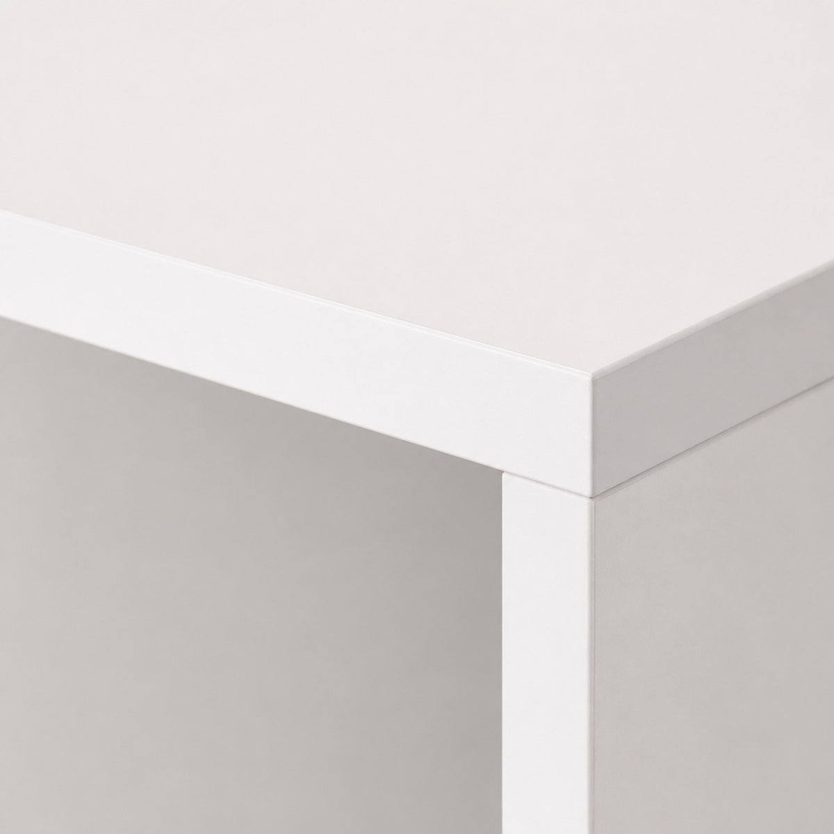 Bureau d'angle blanc avec rangement ouvert