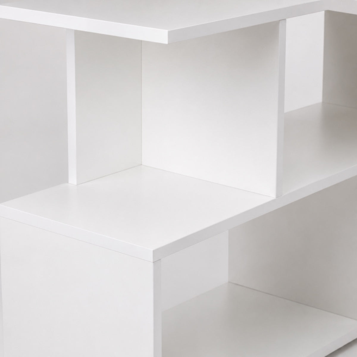 Bureau d'angle blanc avec rangement ouvert